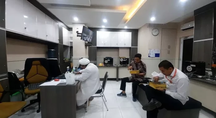 Momen Habib Rizieq Shihab Makan Nasi Kotak hingga Nasi Mandhi