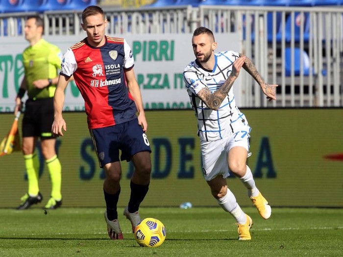 CAGLIARI, ITALY - DECEMBER 13: Marcelo Brozovic of Inter in actio during the Serie A match between Cagliari Calcio and FC Internazionale at Sardegna Arena on December 13, 2020 in Cagliari, Italy. (Photo by Enrico Locci/Getty Images)