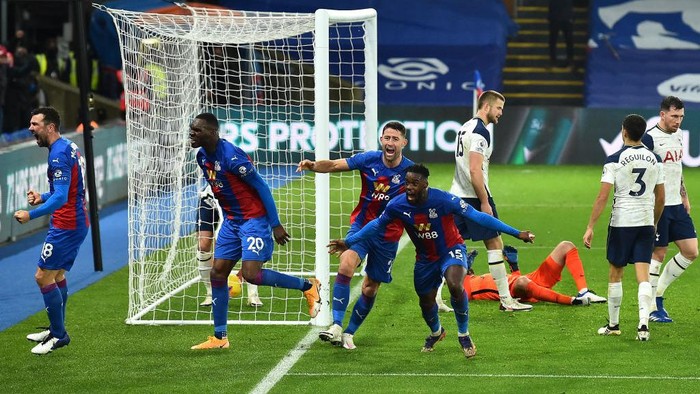 LONDON, ENGLAND - DECEMBER 13: Jeffrey Schlupp of Crystal Palace  celebrates with Gary Cahill and Christian Benteke  after scoring their teams first goal during the Premier League match between Crystal Palace and Tottenham Hotspur at Selhurst Park on December 13, 2020 in London, England. A limited number of spectators (2000) are welcomed back to stadiums to watch elite football across England. This was following easing of restrictions on spectators in tiers one and two areas only. (Photo by Glyn Kirk - Pool/Getty Images)