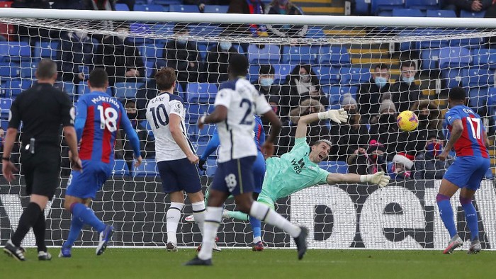 LONDON, ENGLAND - DECEMBER 13: Vicente Guaita of Crystal Palace makes a save from Harry Kane of Tottenham Hotspur  during the Premier League match between Crystal Palace and Tottenham Hotspur at Selhurst Park on December 13, 2020 in London, England. A limited number of spectators (2000) are welcomed back to stadiums to watch elite football across England. This was following easing of restrictions on spectators in tiers one and two areas only. (Photo by Andrew Coudridge - Pool/Getty Images)