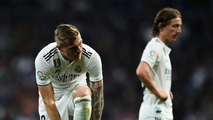 MADRID, SPAIN - MARCH 02: Toni Kroos and Luka Modric of Real look on during the La Liga match between Real Madrid CF and FC Barcelona at Estadio Santiago Bernabeu on March 02, 2019 in Madrid, Spain. (Photo by David Ramos/Getty Images)