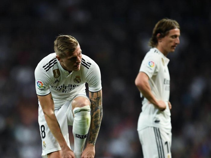MADRID, SPAIN - MARCH 02: Toni Kroos and Luka Modric of Real look on during the La Liga match between Real Madrid CF and FC Barcelona at Estadio Santiago Bernabeu on March 02, 2019 in Madrid, Spain. (Photo by David Ramos/Getty Images)