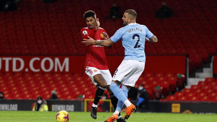 MANCHESTER, ENGLAND - DECEMBER 12: Marcus Rashford of Manchester United goes down in the penalty area after a challenge by Kyle Walker of Manchester City but the decision is overturned by VAR during the Premier League match between Manchester United and Manchester City at Old Trafford on December 12, 2020 in Manchester, England. The match will be played without fans, behind closed doors as a Covid-19 precaution. (Photo by Phil Noble - Pool/Getty Images)