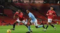 Catatan terbaik Raheem Sterling dalam hadapi MU adalah mengemas dua assist ketika berseragam Manchester City (Getty Images)