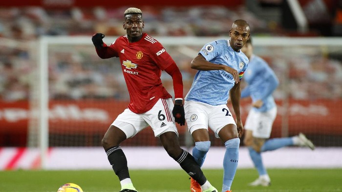 MANCHESTER, ENGLAND - DECEMBER 12: Paul Pogba of Manchester United and Fernandinho of Manchester City  battle for the ball  during the Premier League match between Manchester United and Manchester City at Old Trafford on December 12, 2020 in Manchester, England. The match will be played without fans, behind closed doors as a Covid-19 precaution. (Photo by Phil Noble - Pool/Getty Images)