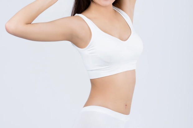 Mengurangi gesekan/freepik.com Tidak mencukur bulu ketiak akan menghindari gesekan kontak kulit ke kulit.