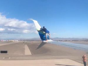 Naik Sayap Pesawat, Pria di Las Vegas Bikin Geger Naik Sayap Pesawat, Pria di Las Vegas Bikin Geger