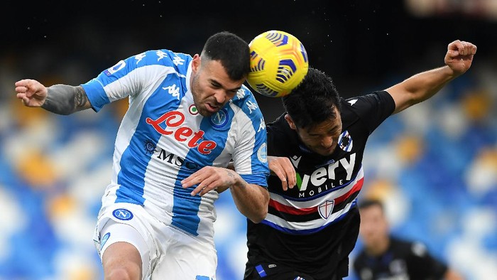 NAPLES, ITALY - DECEMBER 13: Andrea Petagna of S.S.C. Napoli competes for a header with Maya Yoshida of U.C. Sampdoria during the Serie A match between SSC Napoli and UC Sampdoria at Stadio Diego Armando Maradona on December 13, 2020 in Naples, Italy. Sporting stadiums around Italy remain under strict restrictions due to the Coronavirus Pandemic as Government social distancing laws prohibit fans inside venues resulting in games being played behind closed doors. (Photo by Francesco Pecoraro/Getty Images)