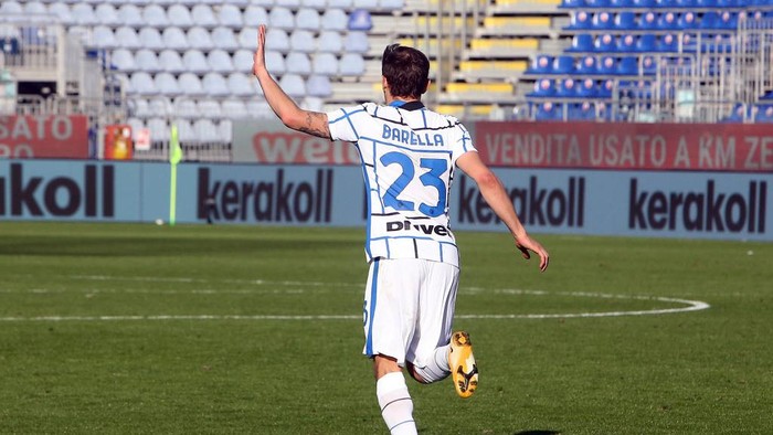 CAGLIARI, ITALY - DECEMBER 13: Nicolò Barella of Inter celebrates his goal 1-1 during the Serie A match between Cagliari Calcio and FC Internazionale at Sardegna Arena on December 13, 2020 in Cagliari, Italy. (Photo by Enrico Locci/Getty Images)