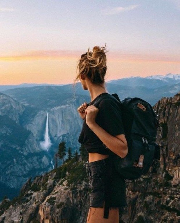 Packing satu tas untuk short traveling/pinterest.com/zhoulingmui Kenakan yang multifungsi sehingga tidak membawa barang terlalu banyak.