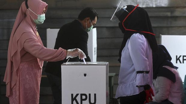 Warga memasukkan surat suara saat pelaksanaan pemungutan suara ulang (PSU) di TPS 11, Desa Kalukubula, Kecamatan Sigi Biromaru, Kabupaten Sigi, Sulawesi Tengah, Minggu (13/12/2020). Sebanyak empat TPS di Kabupaten Sigi melaksanakan PSU setelah ditemukan adanya pelanggaran pada pelaksanaan pemungutan suara 9 Desember 2020 lalu. ANTARA FOTO/Mohamad Hamzah/rwa.