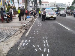 Tabrak Pot Trotoar, Bikers Pria di Bandung Tewas