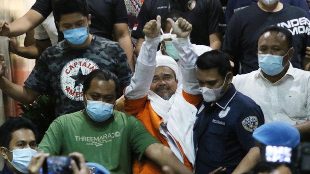 The Grand Imam of the Islamic Defenders Front (FPI) Habib Rizieq Shihab after being questioned at the Metro Jaya Regional Police Headquarters, Jakarta, on Sunday morning (12/13/2020).  Rizieq Shihab was detained by investigators from the Directorate of Criminal and Criminal Investigation at Polda Metro Jaya for the purpose of investigating a case of alleged violation of the COVID-19 health protocol regarding crowds in Petamburan, Tanah Abang, Jakarta on November 14 .  BETWEEN PHOTOS / Hafidz Mubarak A / pras.