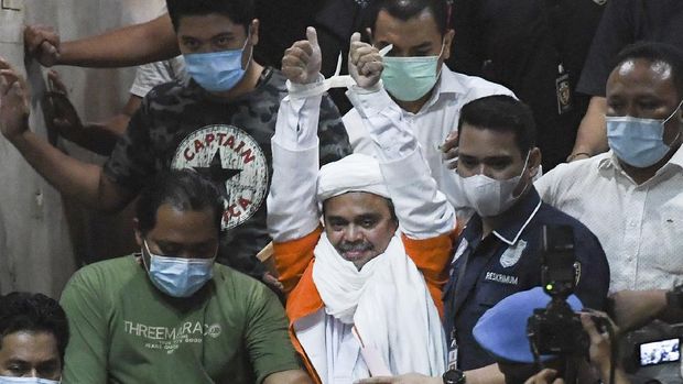 Imam Besar Front Pembela Islam (FPI) Habib Rizieq Shihab usai diperiksa di Mapolda Metro Jaya, Jakarta, Minggu (13/12/2020) dini hari. Rizieq Shihab ditahan penyidik Ditreskrimum Polda Metro Jaya untuk kepentingan penyidikan perkara kasus dugaan pelanggaran protokol kesehatan COVID-19 terkait kerumunan di Petamburan, Tanah Abang, Jakarta pada 14 November lalu. ANTARA FOTO/Hafidz Mubarak A/pras.