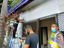 Pos Polisi Flyover Makassar Dilempar Molotov, Polisi Lakukan Olah TKP