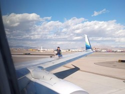 Selow Panjat Sayap Pesawat, Setelah Itu Jatuh dan Ditangkap Polisi