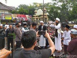 Saat Massa Geruduk Mapolres Ciamis dan Siap Ditahan Gantikan Rizieq