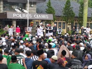 Protes Penahanan HRS, Massa Geruduk Polres Ciamis Protes Penahanan HRS, Massa Geruduk Polres Ciamis