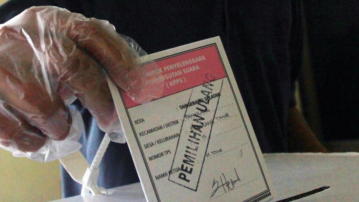 Seorang pemilih memasukan surat bunyi penyeleksian bunyi ulang (PSU) Kota Tangerang Selatan kedalam kotak usai menggunakan hak pilihnya di TPS 15 Pamulang Timur, Pamulang, Tangerang Selatan, Banten, Minggu (13/12/2020). Bawaslu Kota Tangsel mengusulkan PSU di tiga TPS yang ada di Ciputat Timur dan Pamulang Timur sebab adanya pelanggaran dan kelalaian yang dijalankan petugas golongan penyelenggara pemungutan bunyi (KPPS) mulai dari penggantian ketua KPSS secara sepihak sampai memilihnya warga yang tidak terdaftar dalam daftar pemilih tetap. ANTARA FOTO/Muhammad Iqbal/rwa.