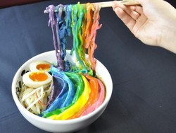 Cantik! Ada Ramen Kuah Pelangi Berbahan Cheese Fondue
