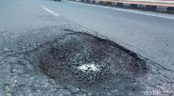 Ranjau Lubang Mengintai di Jalan Yogya-Solo Klaten