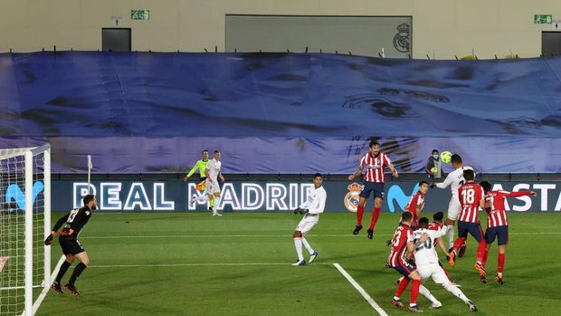 MADRID, SPAIN - DECEMBER 12: Casemiro of Real Madrid scores their team's first goal during the La Liga Santander match between Real Madrid and Atletico de Madrid at Estadio Alfedo Di Stefano on December 12, 2020 in Madrid, Spain. Sporting stadiums around Spain remain under strict restrictions due to the Coronavirus Pandemic as Government social distancing laws prohibit fans inside venues resulting in games being played behind closed doors. (Photo by Angel Martinez/Getty Images)