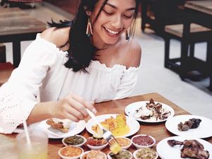 Sah Jadi Istri Dimas Djay, Intip Asyiknya Faradina Makan di Pinggir Pantai