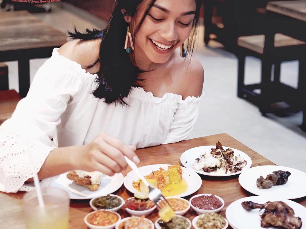 Sah Jadi Istri Dimas Djay, Intip Asyiknya Faradina Makan di Pinggir Pantai Sah Jadi Istri Dimas Djay, Intip Asyiknya Faradina Makan di Pinggir Pantai