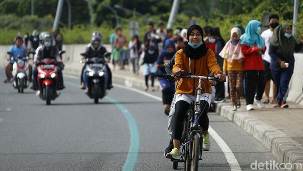 Tak Ada CFD, Jembatan Summarecon Jadi Tempat Olah Raga