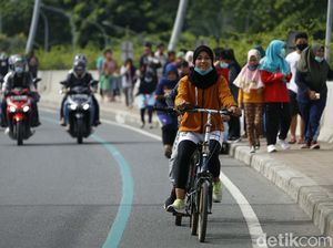 Tak Ada CFD, Jembatan Summarecon Jadi Tempat Olah Raga