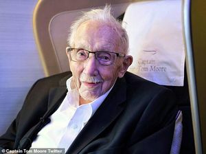 Di Umur 100 Tahun, Pria Ini Masih Traveling Naik Pesawat