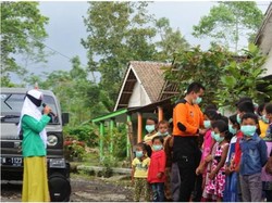 Cara Agar Anak-anak di Lereng Semeru Tetap Ayem Pasca Erupsi