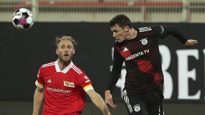 Unions Sebastian Griesbeck, left, challenges Bayerns Benjamin Pavard during the German Bundesliga soccer match between 1.FC Union Berlin and FC Bayern Munich in Berlin, Germany, Saturday, Dec. 12, 2020. (AP Photo/Michael Sohn, pool)