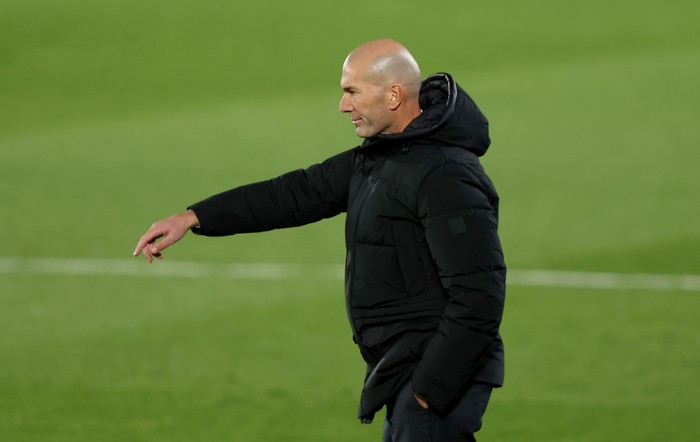 zinedine zidane real madrid derby madrid real madrid vs atletico madrid MADRID, SPAIN - DECEMBER 12: Zinedine Zidane, Head Coach of Real Madrid gives his team instructions during the La Liga Santander match between Real Madrid and Atletico de Madrid at Estadio Alfedo Di Stefano on December 12, 2020 in Madrid, Spain. Sporting stadiums around Spain remain under strict restrictions due to the Coronavirus Pandemic as Government social distancing laws prohibit fans inside venues resulting in games being played behind closed doors. (Photo by Angel Martinez/Getty Images)