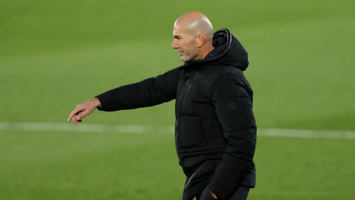 MADRID, SPAIN - DECEMBER 12: Zinedine Zidane, Head Coach of Real Madrid gives his team instructions during the La Liga Santander match between Real Madrid and Atletico de Madrid at Estadio Alfedo Di Stefano on December 12, 2020 in Madrid, Spain. Sporting stadiums around Spain remain under strict restrictions due to the Coronavirus Pandemic as Government social distancing laws prohibit fans inside venues resulting in games being played behind closed doors. (Photo by Angel Martinez/Getty Images)