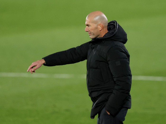 MADRID, SPAIN - DECEMBER 12: Zinedine Zidane, Head Coach of Real Madrid gives his team instructions during the La Liga Santander match between Real Madrid and Atletico de Madrid at Estadio Alfedo Di Stefano on December 12, 2020 in Madrid, Spain. Sporting stadiums around Spain remain under strict restrictions due to the Coronavirus Pandemic as Government social distancing laws prohibit fans inside venues resulting in games being played behind closed doors. (Photo by Angel Martinez/Getty Images)