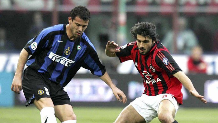 MILAN, ITALY - APRIL 14: Gennaro Gattuso of AC Milan challenges Dejan Stankovic of Inter during the Serie A match between AC Milan and Inter Milan at the San Siro on April 14, 2006 in Milan, Italy. AC won the match 1-0. (Photo by Newpress/Getty Images)