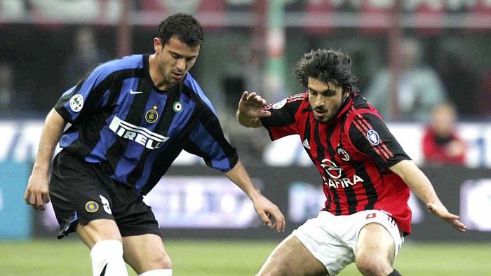 57339301 MILAN, ITALY - APRIL 14: Gennaro Gattuso of AC Milan challenges Dejan Stankovic of Inter during the Serie A match between AC Milan and Inter Milan at the San Siro on April 14, 2006 in Milan, Italy. AC won the match 1-0. (Photo by Newpress/Getty Images)