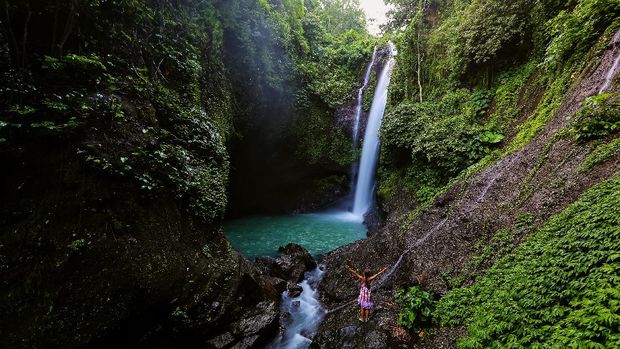 Air Terjun Aling-Aling di Bali Woman near Aling-aling waterfal on Bali, Indonesia