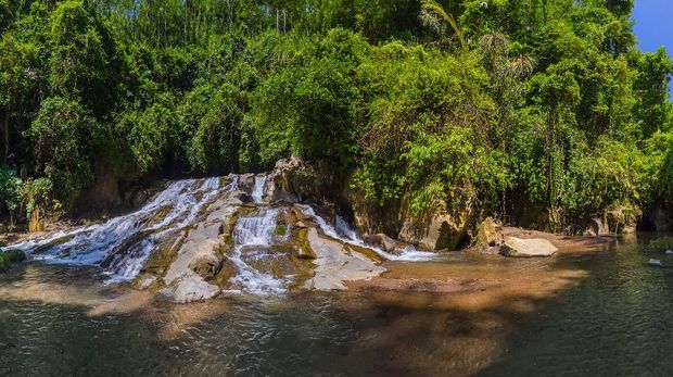 Air Terjun Goa Rang Reng di Bali Rang-Reng Waterfall on Bali island Indonesia - travel and nature background