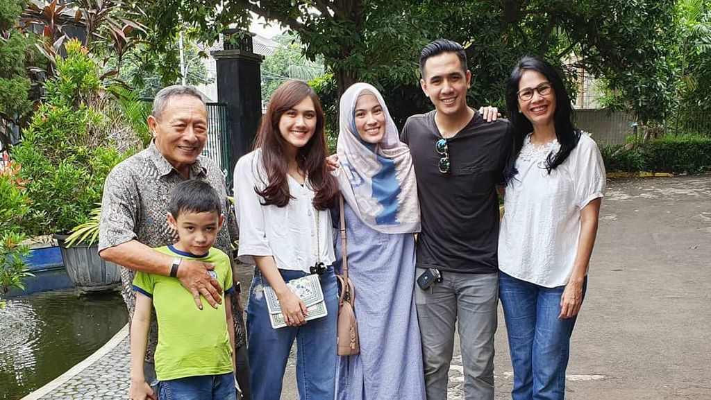 Potret Rukun 7 Artis Beda Agama Sama Adik-Kakak, Ada Ananda Soebandono Potret Rukun 7 Artis Beda Agama Sama Adik-Kakak, Ada Ananda Soebandono