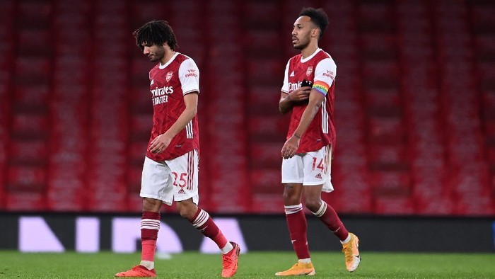 LONDON, ENGLAND - DECEMBER 13: Mohamed Elneny and Pierre-Emerick Aubameyang of Arsenal look dejected as they leave the pitch following the Premier League match between Arsenal and Burnley at Emirates Stadium on December 13, 2020 in London, England. A limited number of spectators (2000) are welcomed back to stadiums to watch elite football across England. This was following easing of restrictions on spectators in tiers one and two areas only. (Photo by Laurence Griffiths/Getty Images)