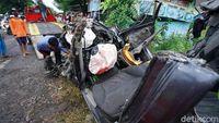 Bangkai Mobil Polsek Kalijambe Ringsek Usai Tertabrak KA