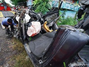 Bangkai Mobil Polsek Kalijambe Ringsek Usai Tertabrak KA