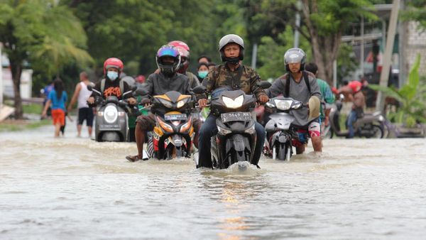 Potret Jalan Benjeng, Gresik Terendam Banjir