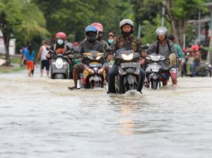 Potret Jalan Benjeng, Gresik Terendam Banjir