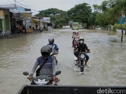 Kali Lamong di Gresik Meluap, Jalan Benjeng Masih Banjir