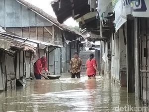 6 Desa di Gresik Masih Terendam Banjir Luapan Kali Lamong 6 Desa di Gresik Masih Terendam Banjir Luapan Kali Lamong