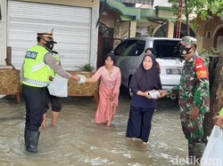 Kali Lamong Gresik Meluap, Polisi Alihkan Lalin dan Bagikan Nasi Bungkus