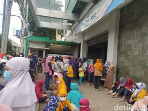 Ratusan Karyawan Terdampak COVID-19 di Sidoarjo Abaikan Prokes Saat Ambil BLT